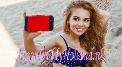 Meisje neemt selfie op het strand
