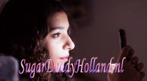 jong meisje kijkt naar mobiel in het donker