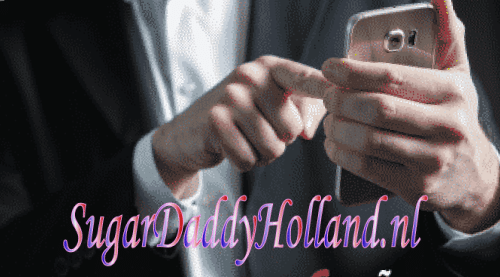 Man met telefoon in de hand scherm aan te raken