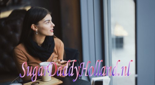 meisje drinkt koffie en chat op de mobiel