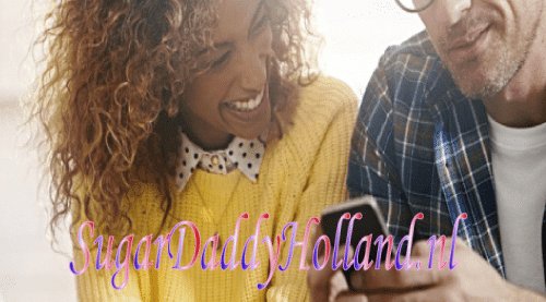 sugarbabe met sugardaddy kijk naar de mobiele telefoon en glimlach