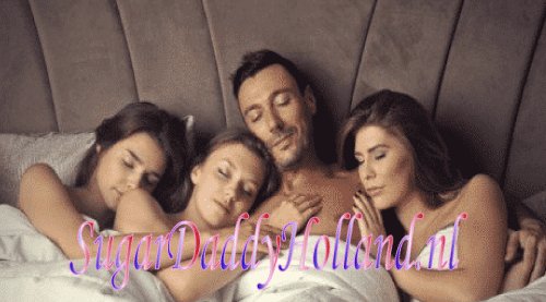 Man met meerdere vrouwen in bed