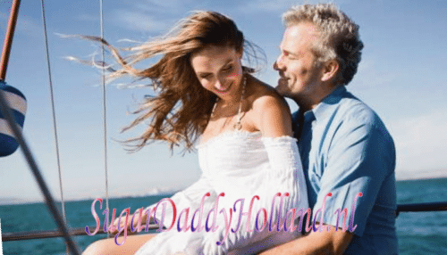 Man knuffelt vrouw op een boot