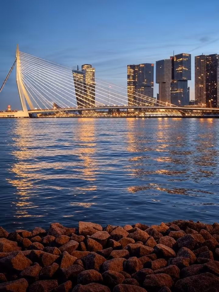 Moderne skyline van Rotterdam met Erasmusbrug, dynamische stedelijke setting voor een cultureel weekend