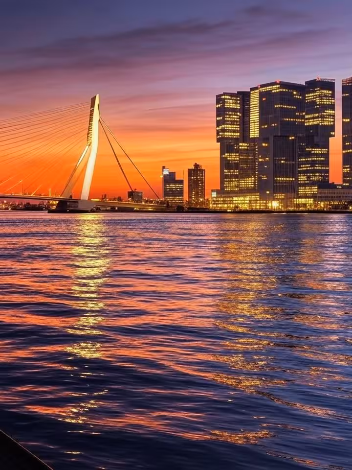 Rotterdam skyline met Erasmusbrug bij schemering